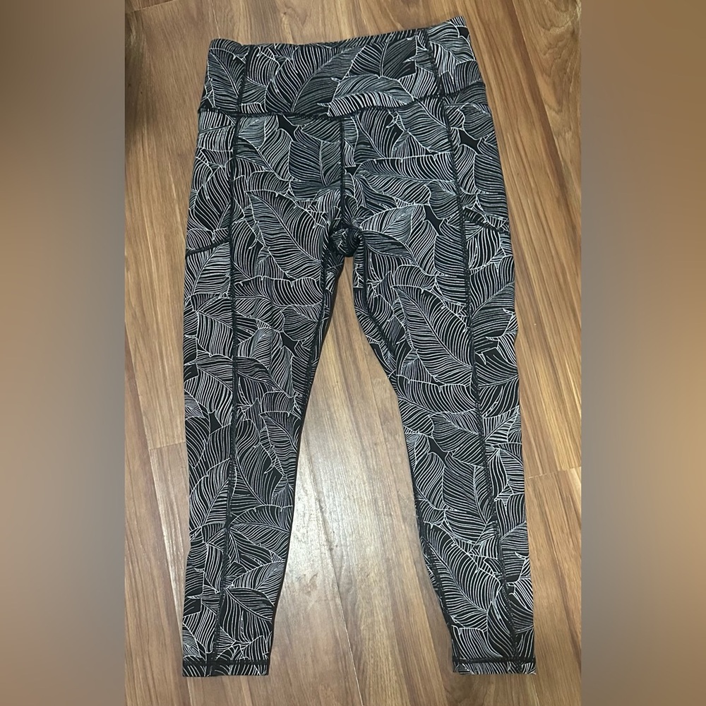 Victoria's Secret Black and White Leaf Pattern Leggings size 10
